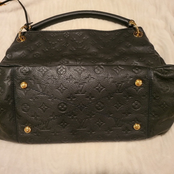 No longer my style, bag needs a new owner who can show her off! - Picture 6 of 8